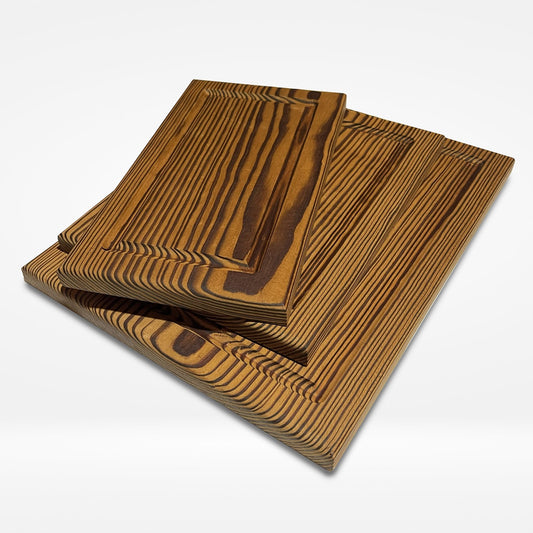 Kit de tres tablas de picar de PuraMadera en pino termotratado, apiladas sobre fondo claro