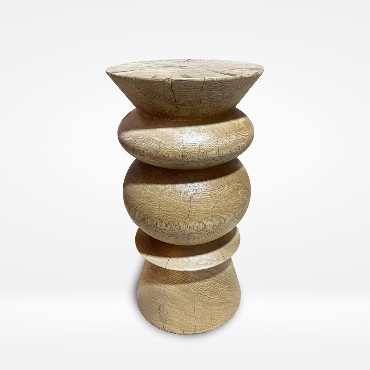 Elara de PuraMadera: columna de roble torneado con anillos escalonados, vista de frente