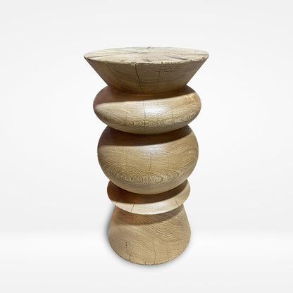 Elara de PuraMadera: columna de roble torneado con anillos escalonados, vista de frente