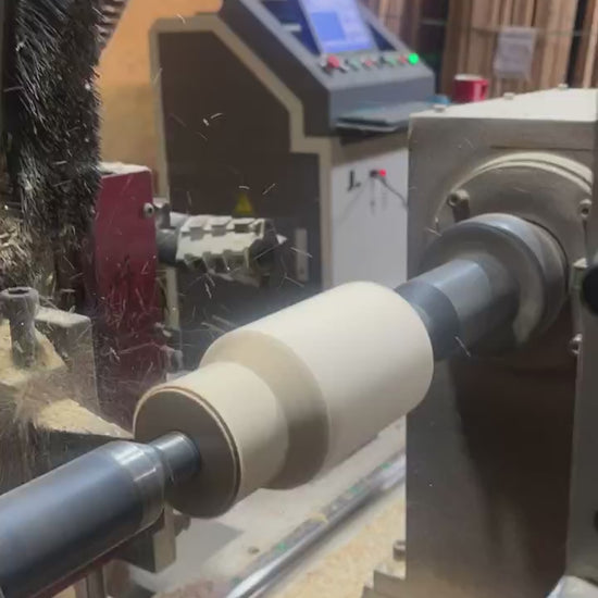 Torno copiador del taller de PuraMadera tallando los faldones escalonados del Árbol Abeto en madera de roble