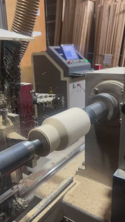 Torno copiador del taller de PuraMadera tallando los faldones escalonados del Árbol Abeto en madera de roble