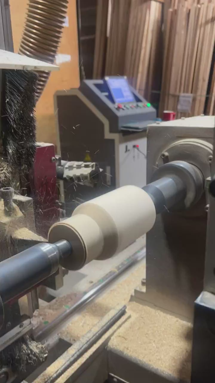 Torno copiador del taller de PuraMadera tallando los faldones escalonados del Árbol Abeto en madera de roble