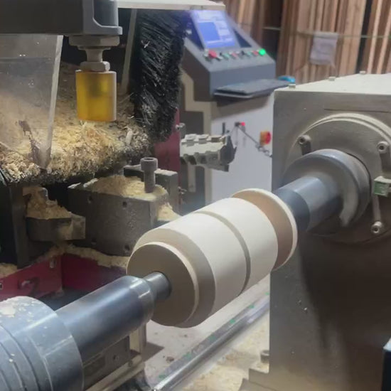 Torno copiador del taller de PuraMadera dando forma al Árbol Olivo en madera de roble
