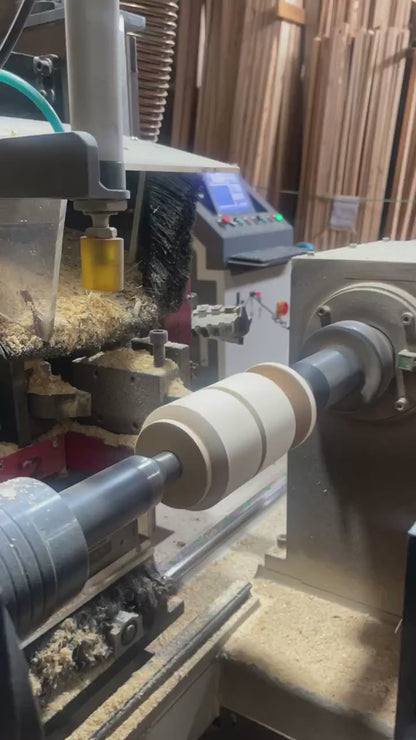 Torno copiador del taller de PuraMadera dando forma al Árbol Olivo en madera de roble