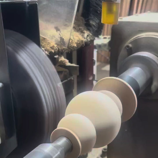 Torno copiador del taller de PuraMadera torneando los árboles del kit en madera de roble