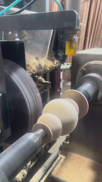 Torno copiador del taller de PuraMadera torneando los árboles del kit en madera de roble