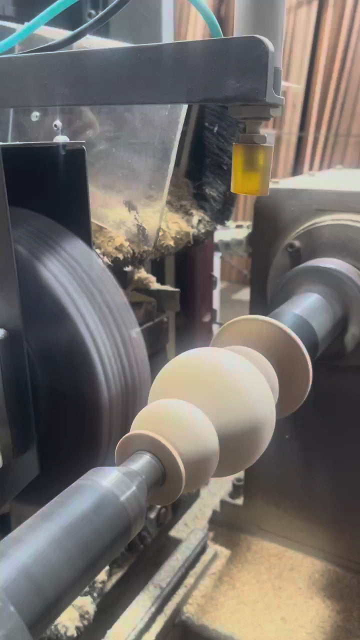 Torno copiador del taller de PuraMadera torneando los árboles del kit en madera de roble