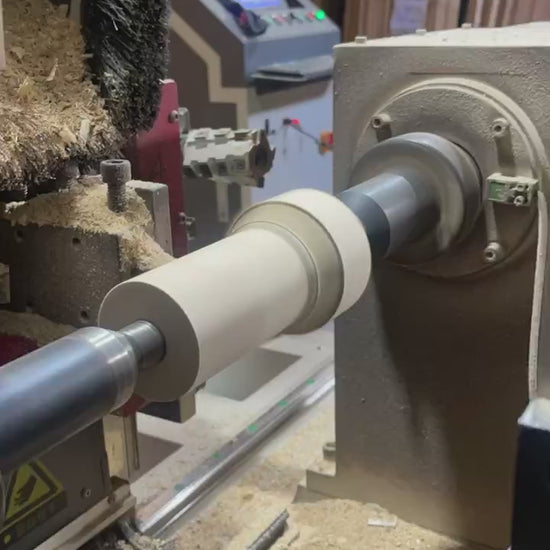 Torno copiador del taller de PuraMadera dando forma al Árbol Ciprés en madera de roble