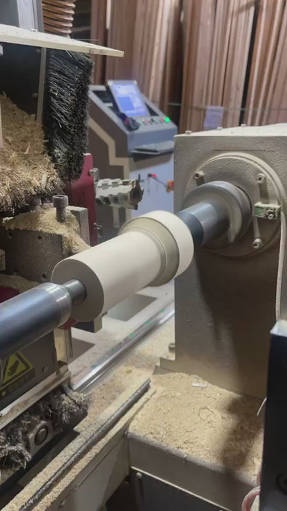 Torno copiador del taller de PuraMadera dando forma al Árbol Ciprés en madera de roble