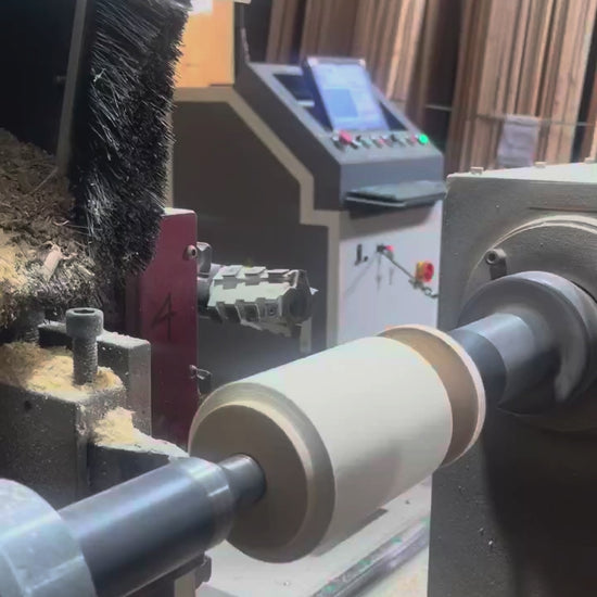 Torno copiador del taller de PuraMadera torneando los árboles del kit en madera de roble