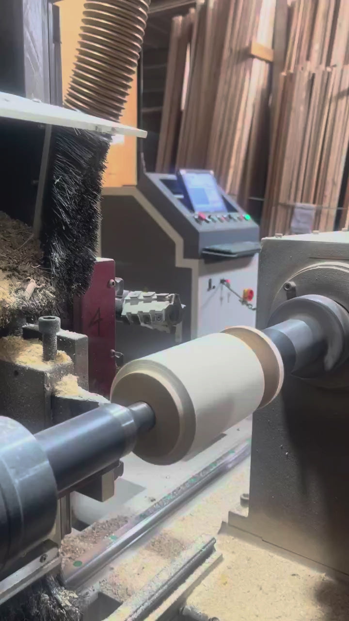 Torno copiador del taller de PuraMadera torneando los árboles del kit en madera de roble